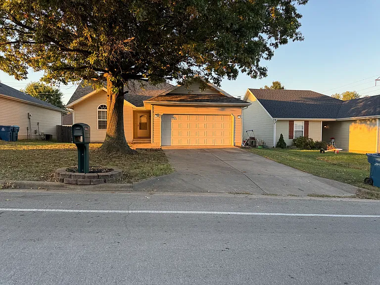 731 W Butterfield Dr